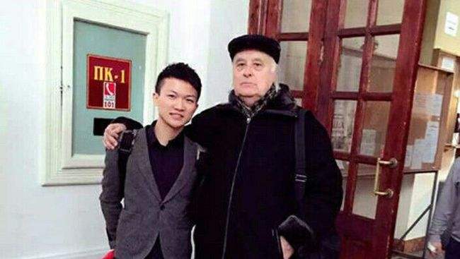 从其貌不扬的自卑男孩到闪闪发光的男神周深，你到底经历了什么