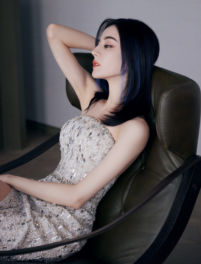 迪丽热巴大方晒工作照,穿高开叉抹胸亮片裙,丝毫不逊色一线名模