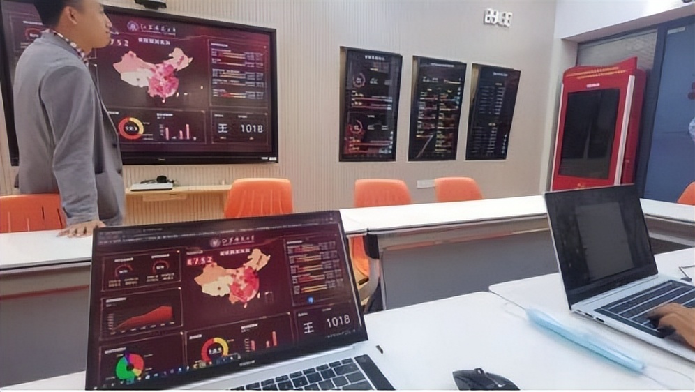 智能时代，“00后”新生入学情景比想象精彩