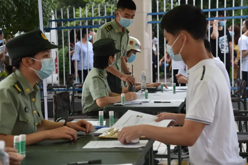 500分左右能考上的6所军校，毕业后还能拿铁饭碗，学生要把握机会