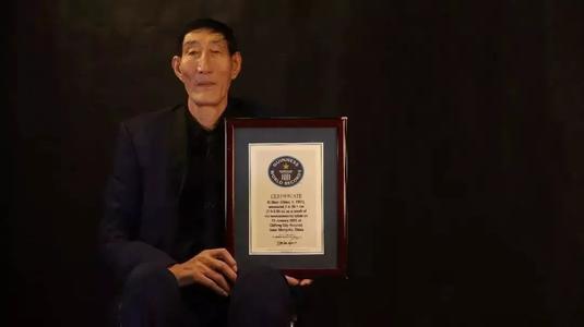 巨人鲍喜顺：与小28岁娇妻闪婚，57岁冒险生下一子，68岁想要二胎