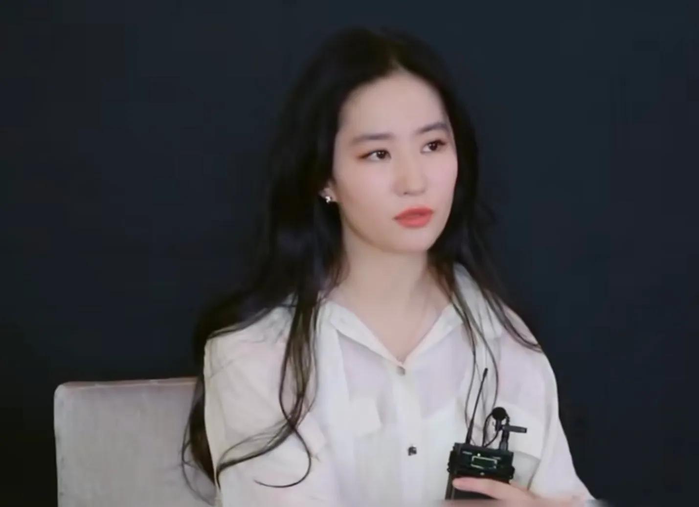 34岁的刘亦菲到底有多美，看呆台下一众明星