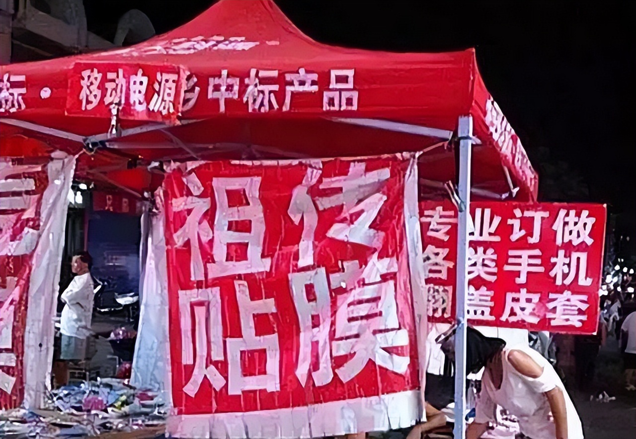 河南小伙被父亲踢成终身残疾，瘫痪20余年，如今靠贴膜买下一套房