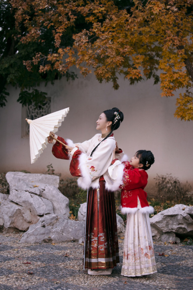 包文婧晒母女古风写真庆元旦，饺子变豁牙小萌妹，越长大越好看