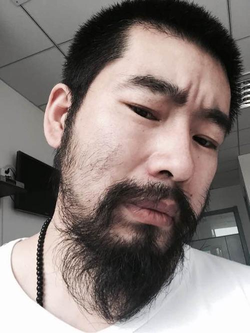 电动剃须刀是每个男人都必备的物品之一,有了它的帮