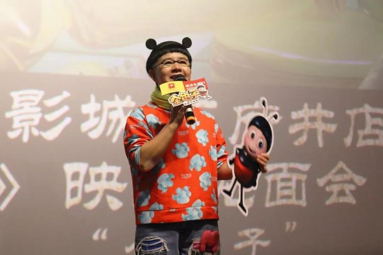 “金龟子”刘纯燕：穿千元拖鞋低调逛商场，网友：一点都没变