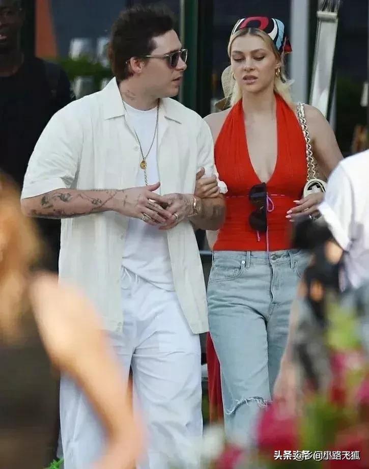 贝克汉姆大儿子婚后发福，和妻子妮可拉·佩尔茨在法国昂蒂布度假