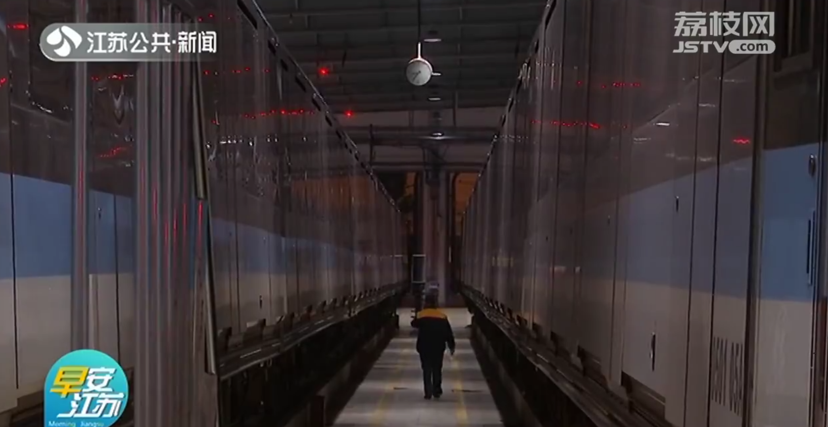 严寒下坚守：南京地铁忙碌一夜 保障市民雪后出行