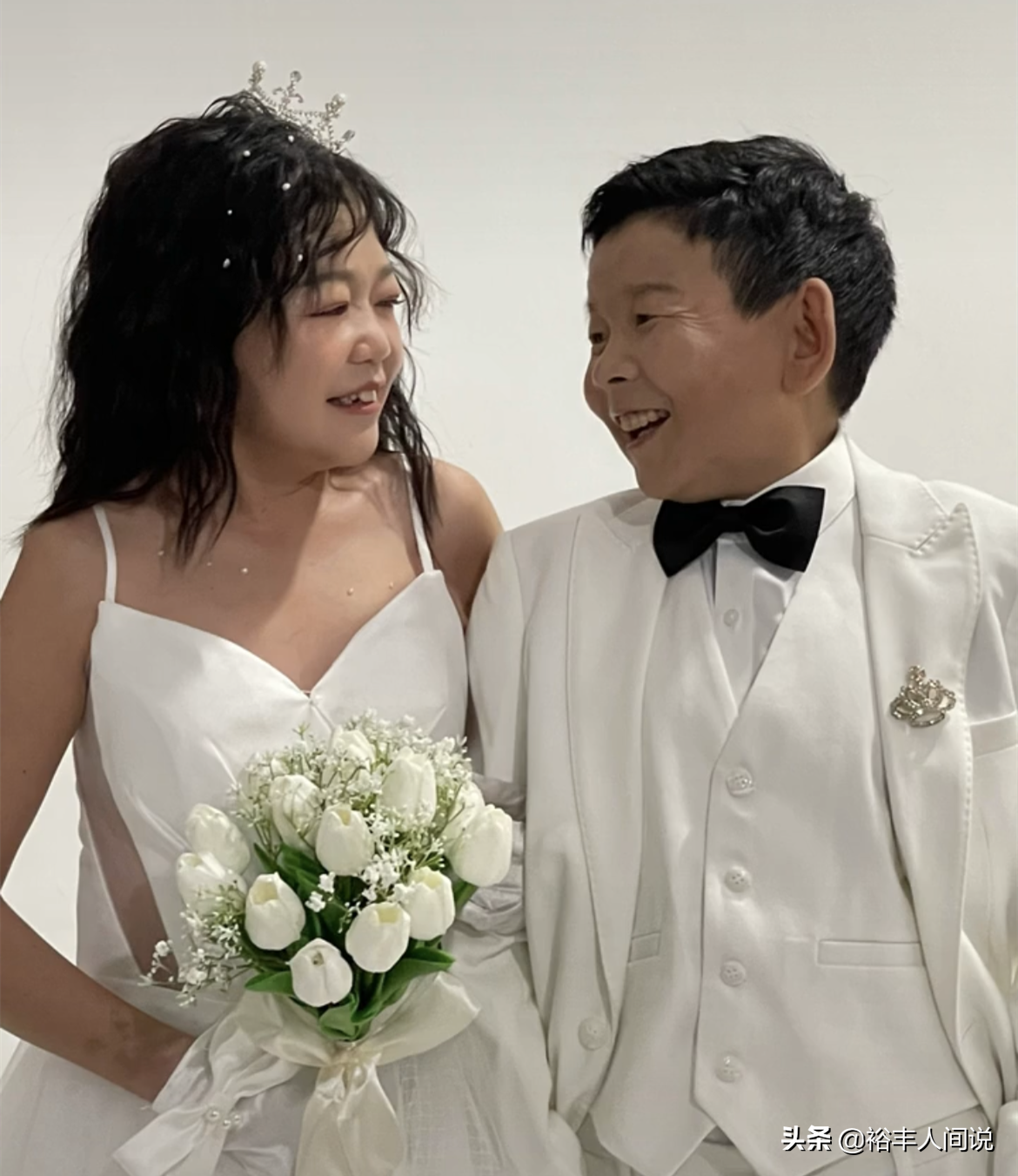 恭喜！44岁1.3米的放羊娃龙哥官宣结婚，妻子娇小可爱非常般配