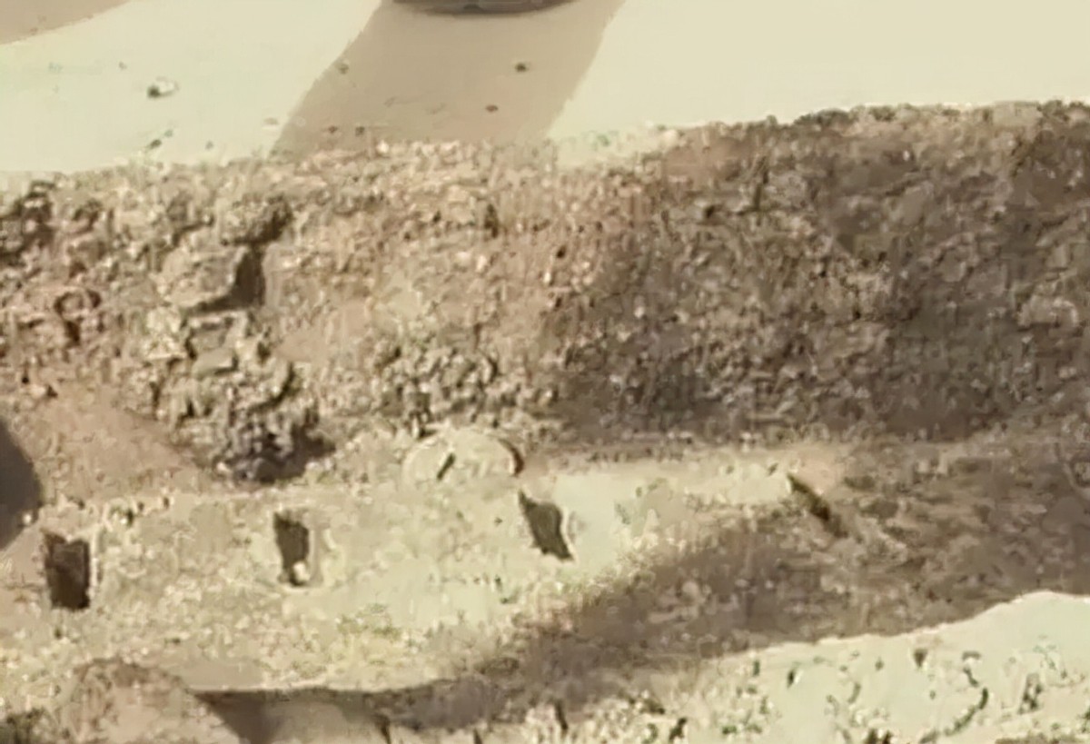 2010年，陕西华县一建筑工地，挖到“地下银行”