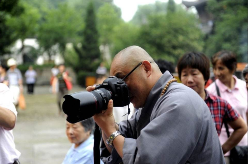 通缉犯徐心联：潜逃17年，初中生混成佛门高僧，一部手抄经卖50万