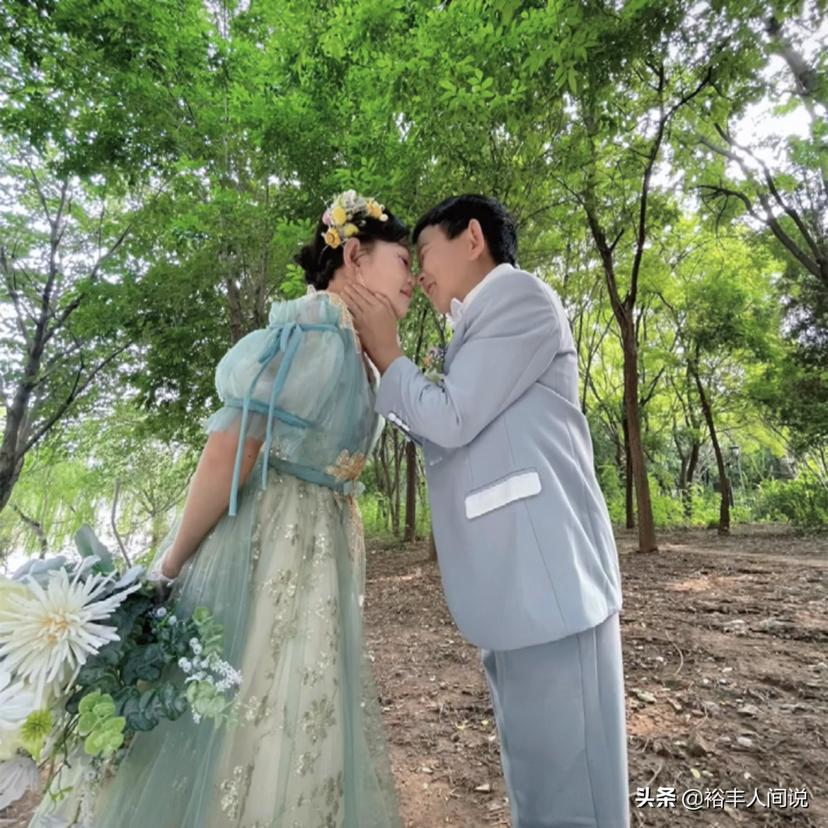 恭喜！44岁1.3米的放羊娃龙哥官宣结婚，妻子娇小可爱非常般配