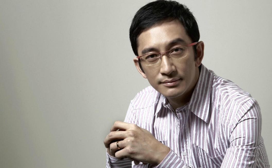 年龄差距:21岁香港男演员吴启华,生于1964年,他的妻子是一名内地女