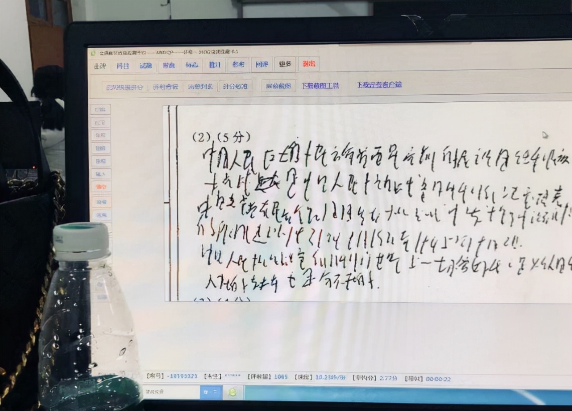 小学生考试钢笔漏水弄污试卷，望老师“手下留情”，老师却很为难