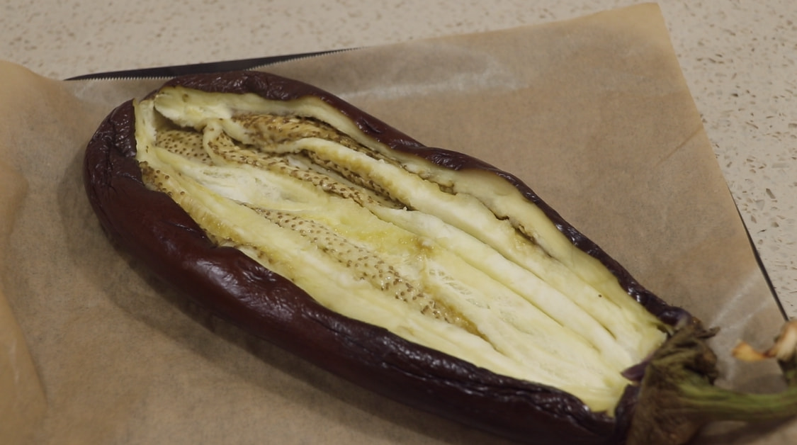 冬天里茄子还能这样吃，往里面打入一个鸡蛋，真香！别不懂吃