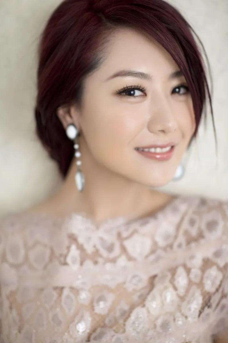白冰：知性优雅，温婉甜美的邻家女形象非常迷人