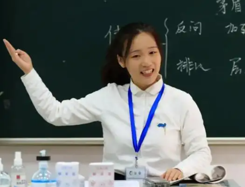 女生高考选专业，应该学师范还是学护理，两者差距不是一点半点