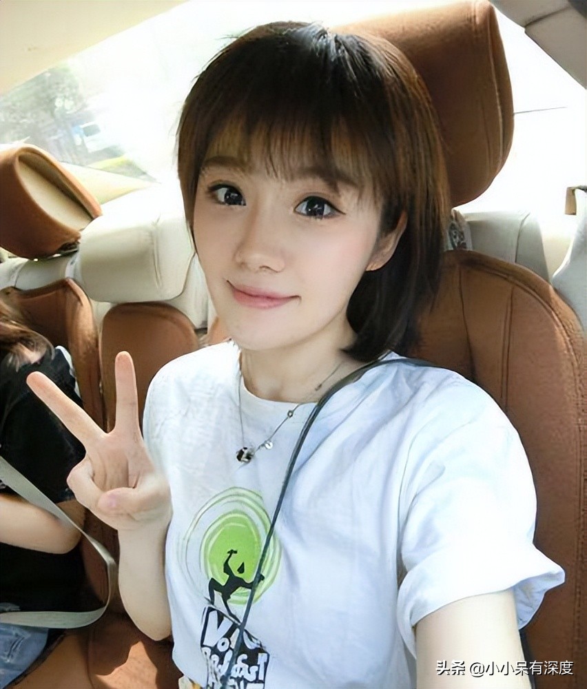 郑子可进入央视后进步明显，气质素养都不错，给人耳目一新的感觉