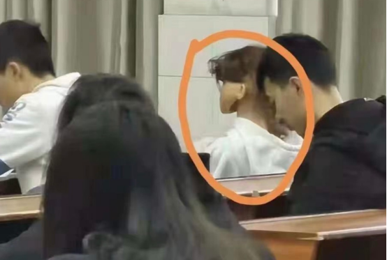 大学生代课的“社死”现场！“求生欲”突然掉线，全班哄堂大笑