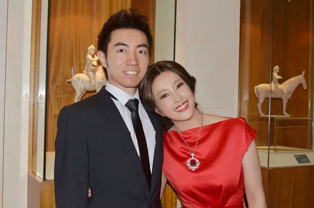 刘晓庆：四段婚姻没孩子，把外甥当儿子养了半生，晚年靠他支撑