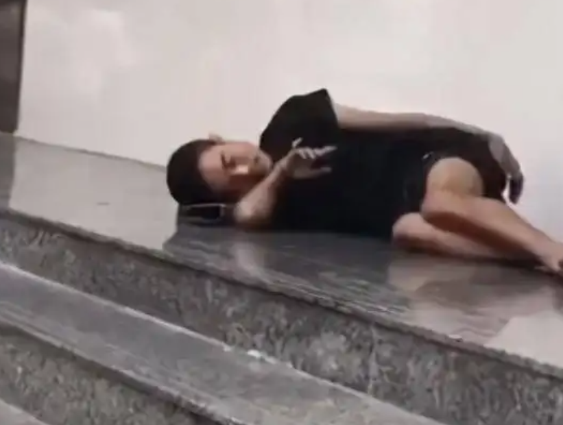 “山寨機鼻祖”陳金陵：負債千萬、妻子跑路，如今成破布爛衫乞丐