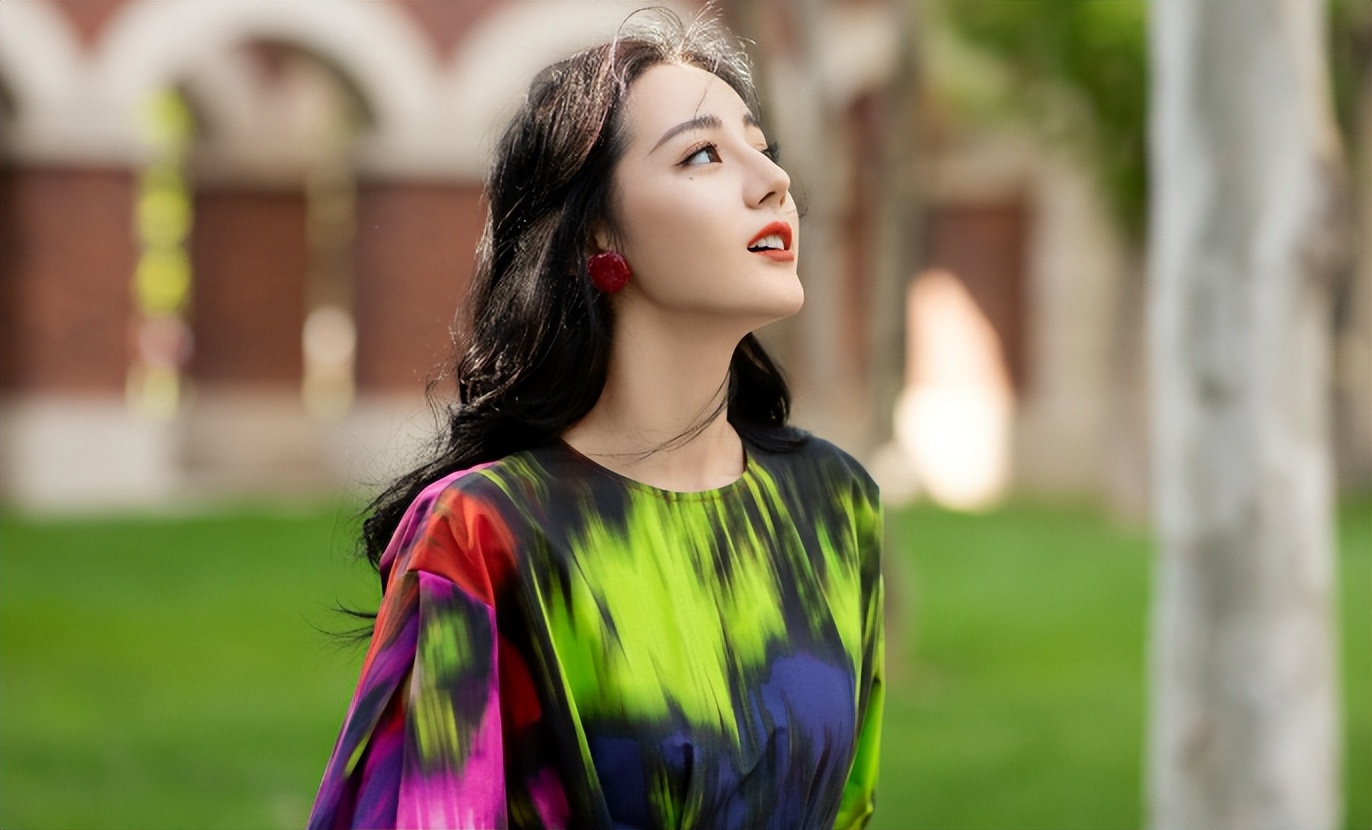 迪丽热巴从出道开始，资源就不差，一出道就演正剧