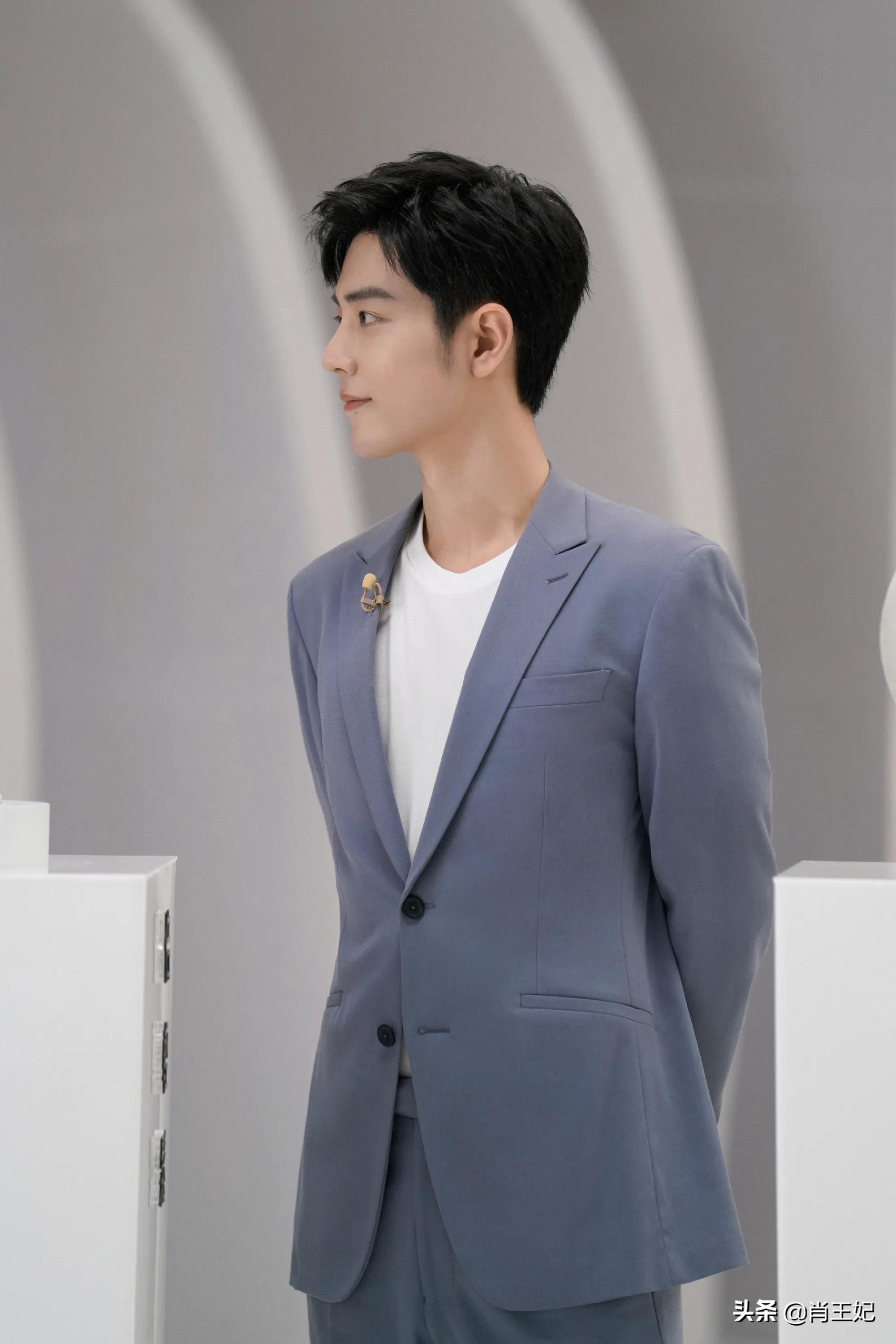 肖战他可真帅啊,帅到没边呀,这身材比例可太完美了