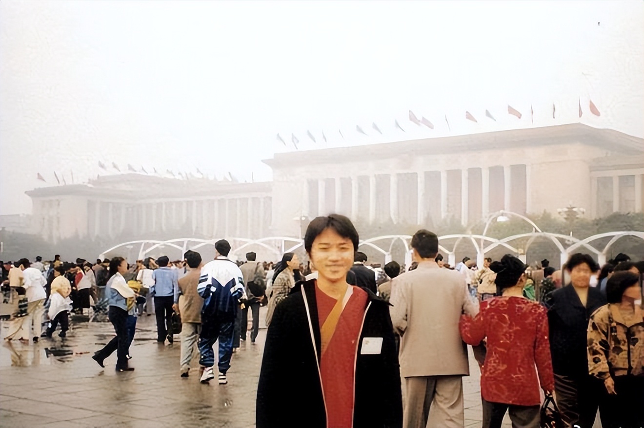 王祖蓝晒25年前后天安门游客照 岁月好像没留痕迹依然是那个少年