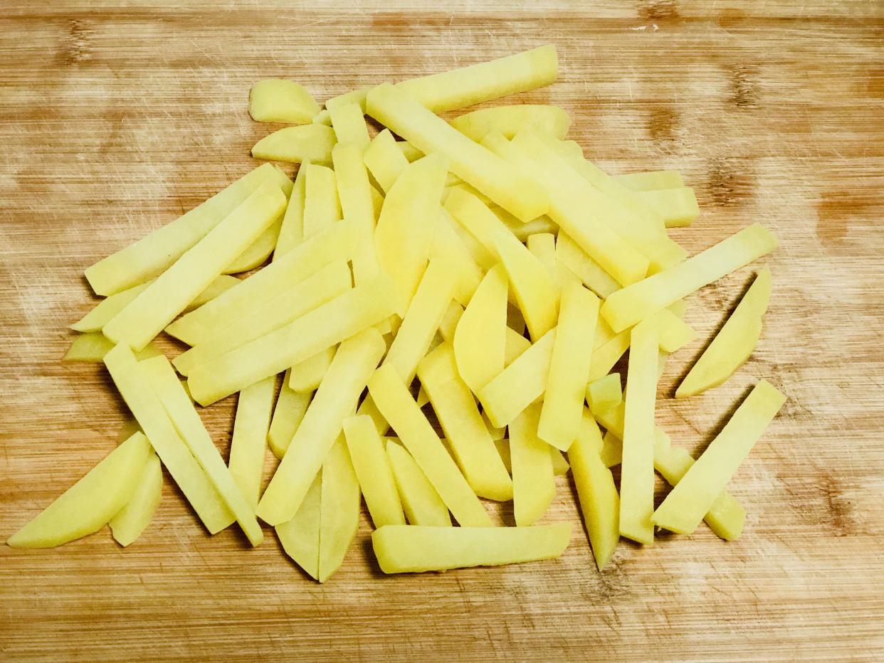 快餐店畅销的炸薯条，自己在家就能做，成本不到3元，孩子吃嗨了