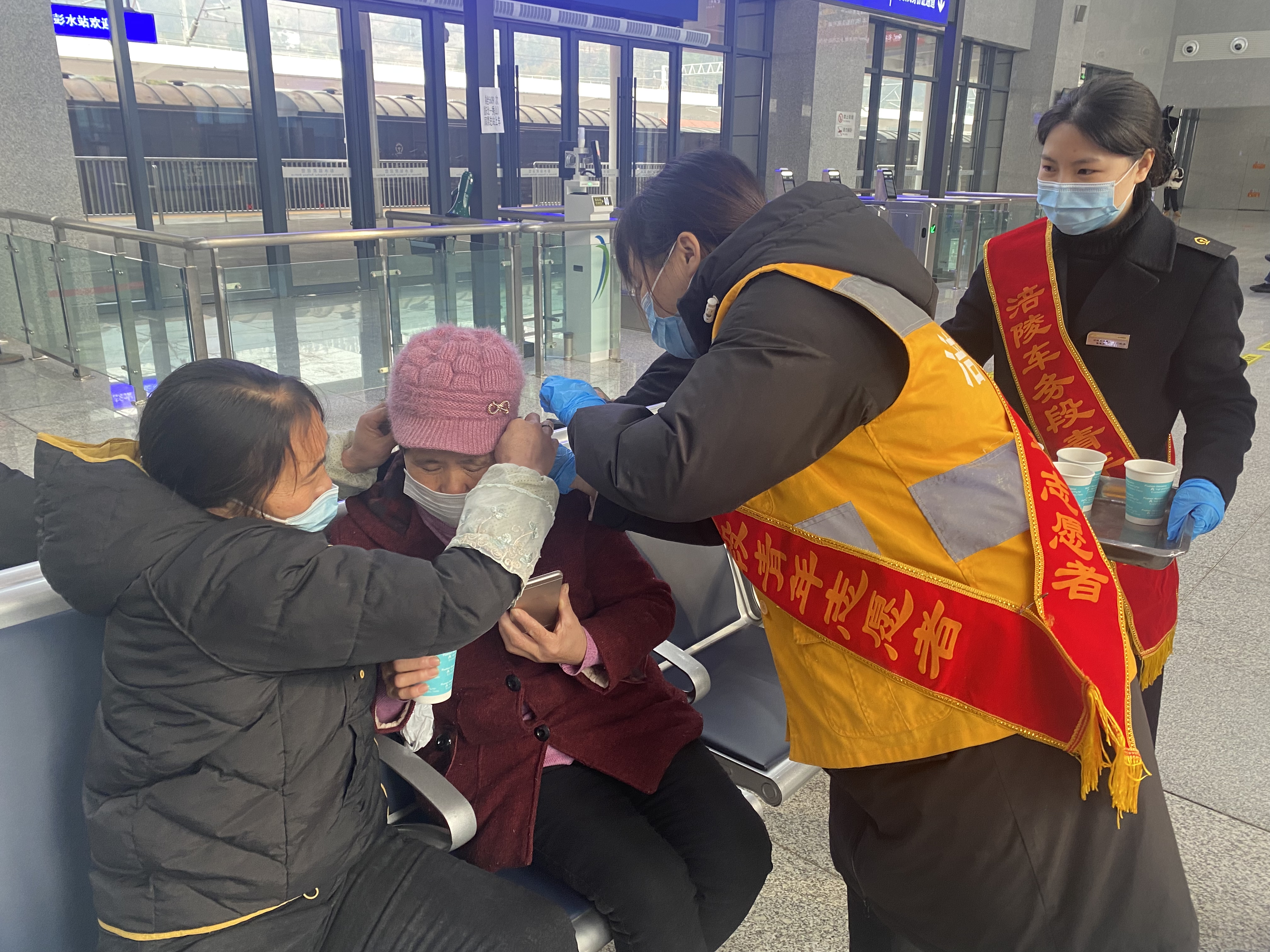 武陵山里的车站充满爱
