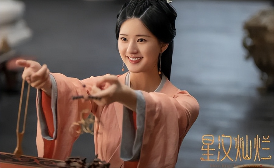 开播热度第一，吴磊赵露思原声台词获赞，鬼吹灯系列导演又一王炸