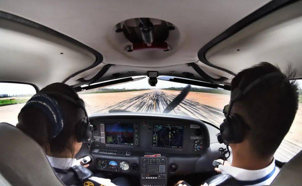 坐落在县城的二本学院，占地面积为全国榜首，部分专业横扫