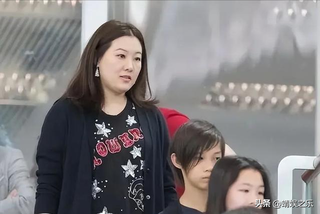 富太太伏明霞：为70岁老公生仨娃，43岁依然韵味十足