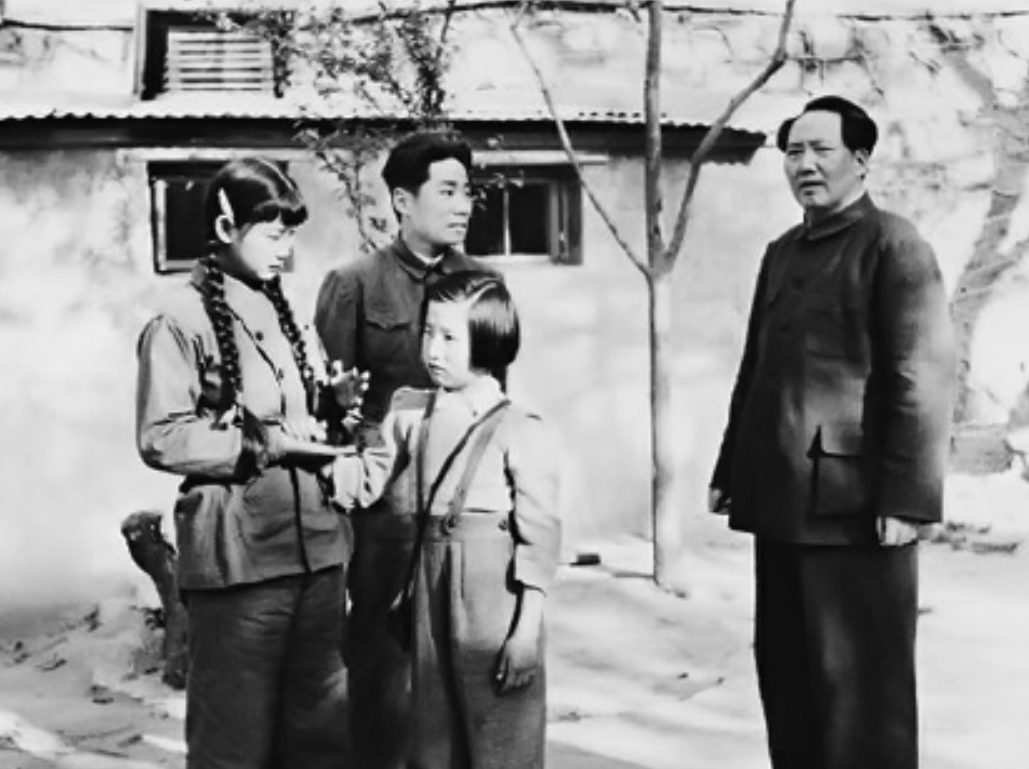 1969年九大召开，代表名单上出现李讷，毛主席：把她换成警卫战士