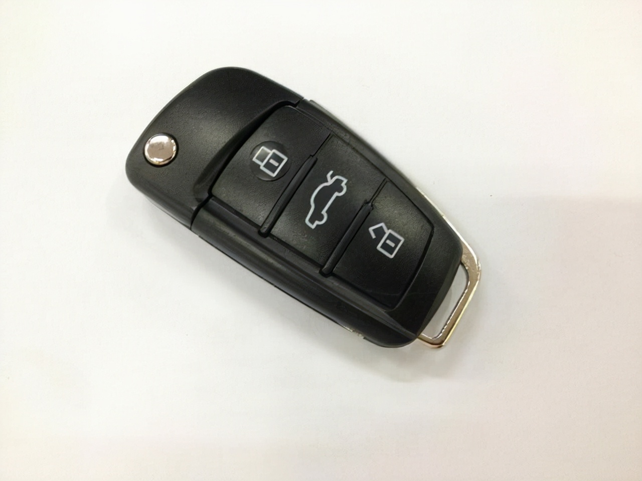 奥迪a3车钥匙怎么换电池