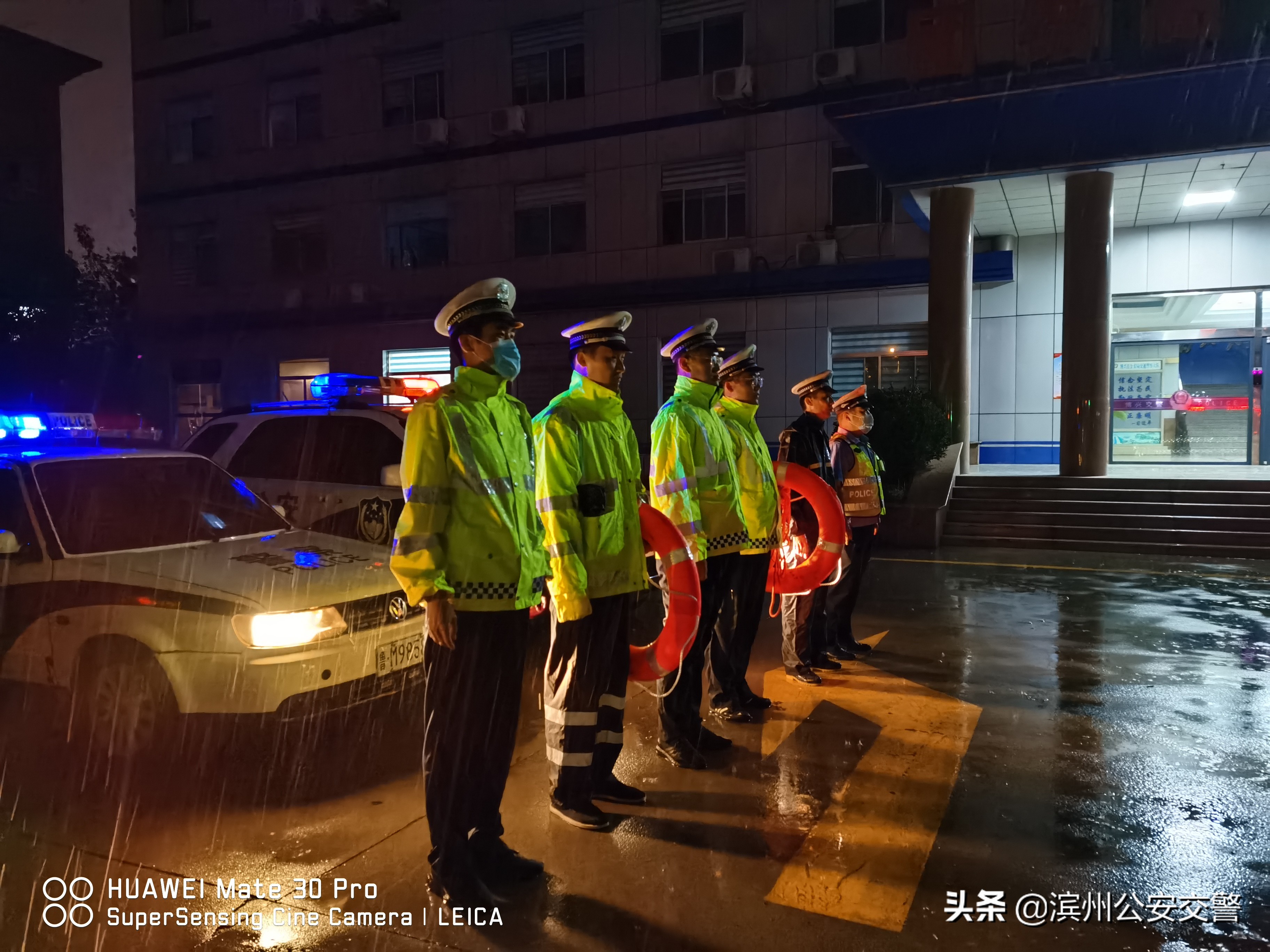 从黑夜到黎明 滨州交警严防死守应对暴雨恶劣天气