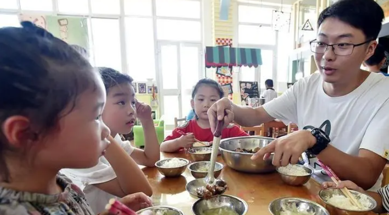 都说幼师工资低，看到杭州一老师晒出的工资单，不少家长都惊讶了