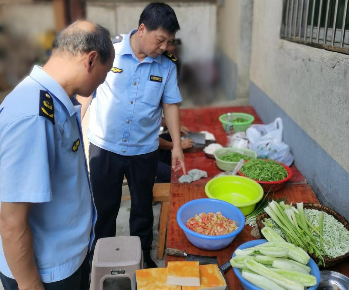 全天站岗 随行保障 赤壁市场监管所为“葡萄节”食品安全护航