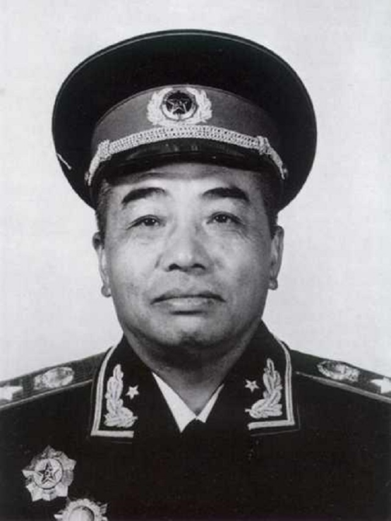 他位列十大元帅之一，却终生无后，一生历经三段悲情婚姻