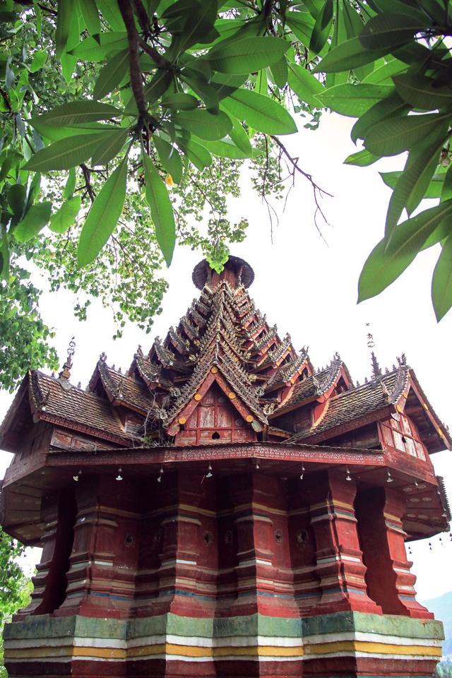 据傣族佛经记载,八角亭系古代傣族佛教徒为纪念佛祖释迦牟尼,仿照他的