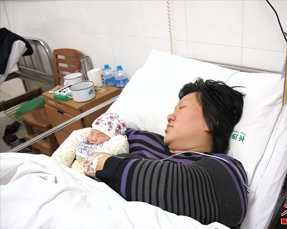 父母因24岁姐姐拒养4岁弟弟，将其告上法庭，女儿：你儿子自己养