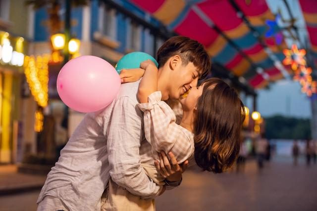 男人爱不爱你，他的身体语言最诚实，骗不了人