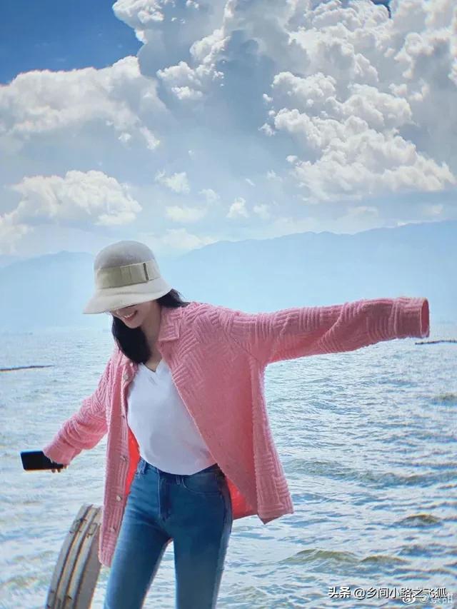 景甜置身碧海蓝天 穿粉外套撩拨长发好甜美