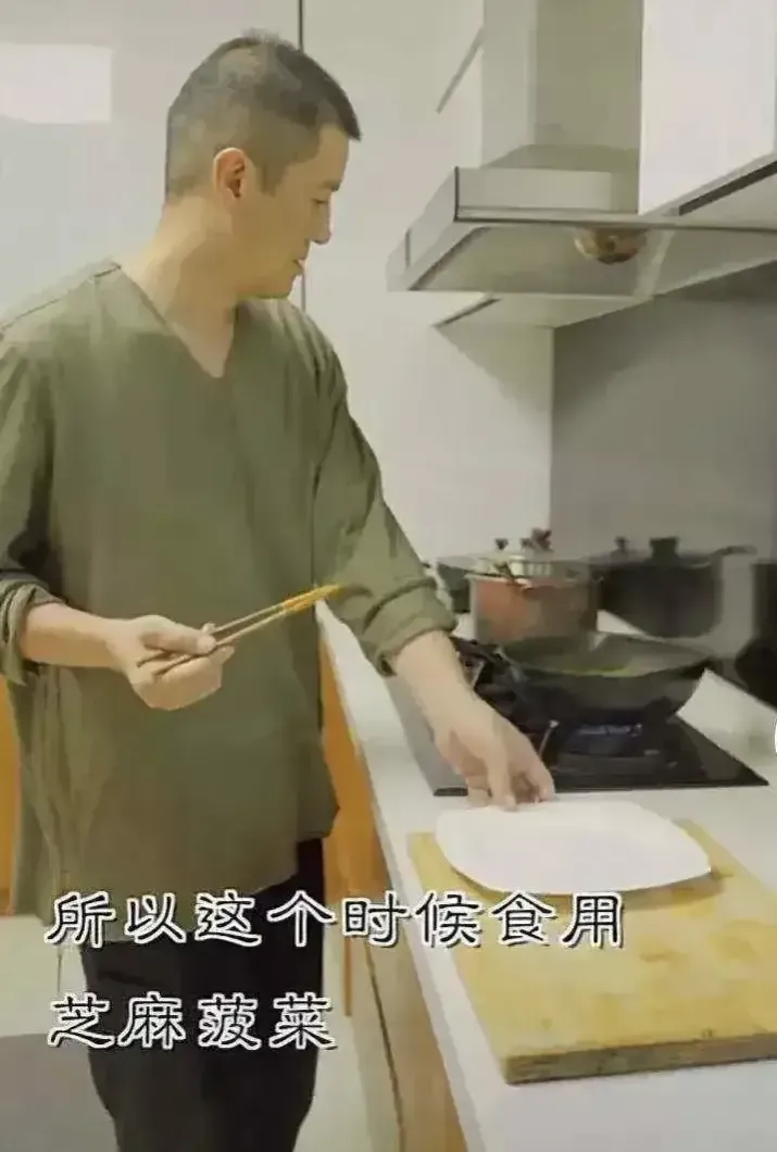 李亚鹏做饭和谢霆锋做饭，两位帅哥做个饭都引发热议谢本身就会走那种风格