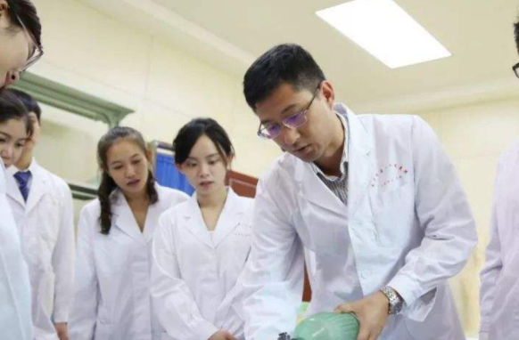 临床一流学科公布，湘雅、华西双双爆冷，学生表示学校实力没问题