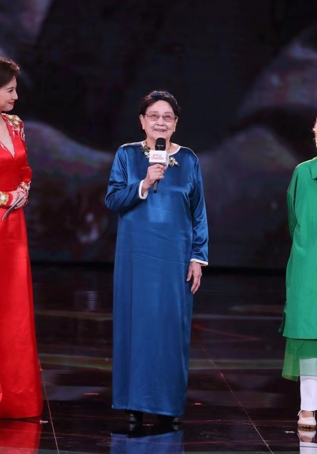 87岁王晓棠宝刀未老，穿真丝裙高贵典雅，自然老去的样子太美好