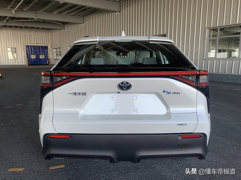 新车｜搭载太阳能板车顶，尺寸接近Model Y!一汽丰田bZ4X首次亮相