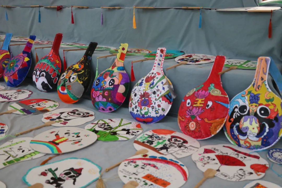 连接梦想，缤纷童年｜双流区实验小学外国语学校举行美术社团展览