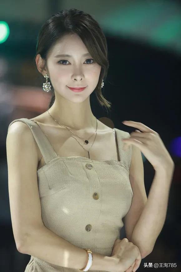 韩国美女车模徐函碧，有着出众的外貌、傲人的身材