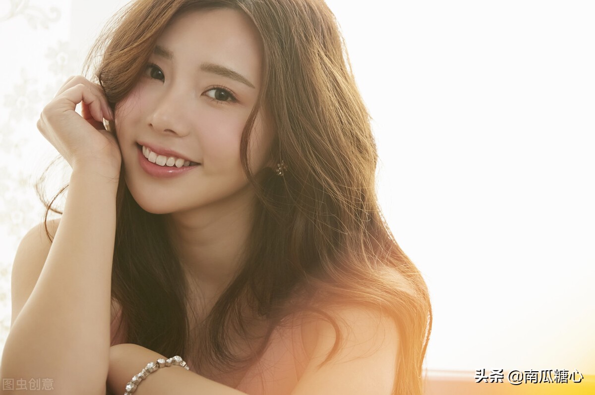 女性具有吸引他人的魅力优雅气质美女的简单特征
